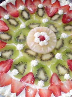 Una foto de Tarta Frutal con Crema Pastelera 💕🍓🍍