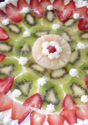 Una foto de Tarta Frutal con Crema Pastelera 💕🍓🍍