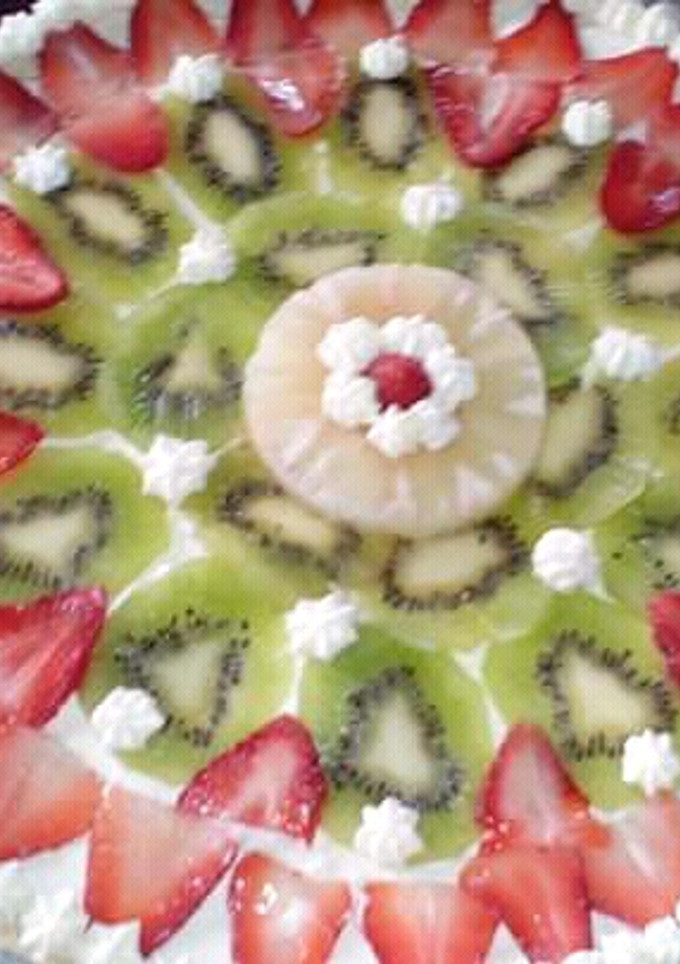 Una foto de Tarta Frutal con Crema Pastelera 💕🍓🍍