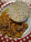 Riso bollito con pollo avanzato e peperone giallo e una patata