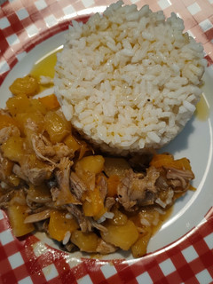 Foto di Riso bollito con pollo avanzato e peperone giallo e una patata