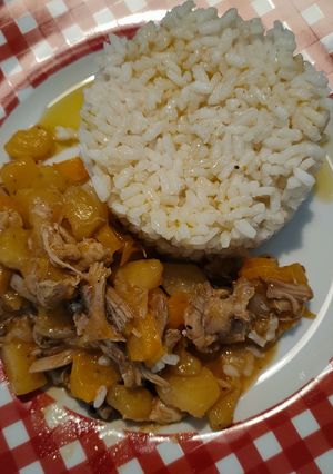 Foto di Riso bollito con pollo avanzato e peperone giallo e una patata