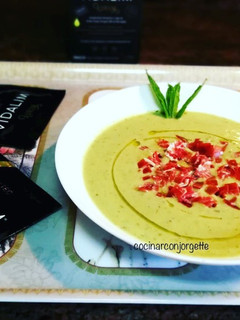Una foto de Crema de habas y guisantes frescos de la huerta
