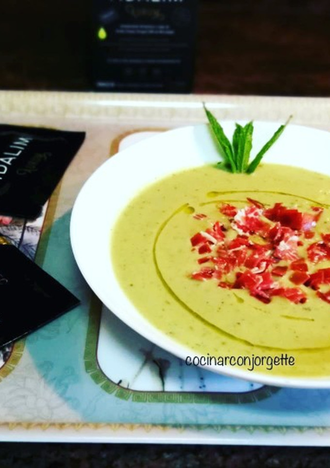 Una foto de Crema de habas y guisantes frescos de la huerta