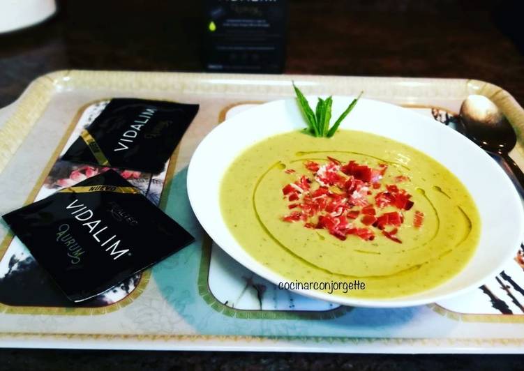 Crema de habas y guisantes frescos de la huerta