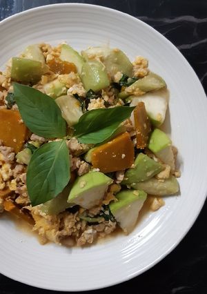 รูปของ "เราสองสามคนผัดไข่"🎃🍐🥒🌿🍳..ฟักทอง+บวบ+น้ำเต้าผัดไข่ใส่หมูสับ