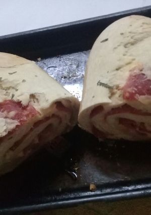 Una foto de Pan relleno de salame y queso