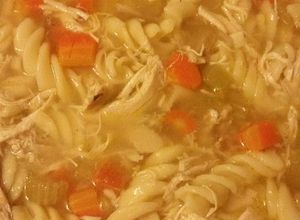 Una foto de Caldo de pollo sopa y verduras