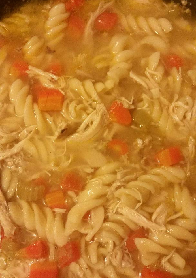 Una foto de Caldo de pollo sopa y verduras