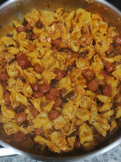 Una foto de Tortellini de carne con Chorizo y salchicha con salsa tomate