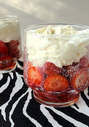 Una foto de 🍓Frutillas con crema en vasito 🍓Especiales, con sabor a infancia 🍓