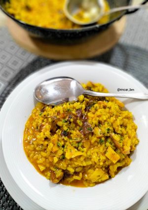 Una foto de Arroz meloso de pota al ajillo con alga dulse