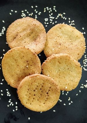 सूजी आटे की मीठी मठरी (SUJI ATTE KI MEETHI MATHRI RECIPE IN HINDI) रेसिपी मुख्य फोटो
