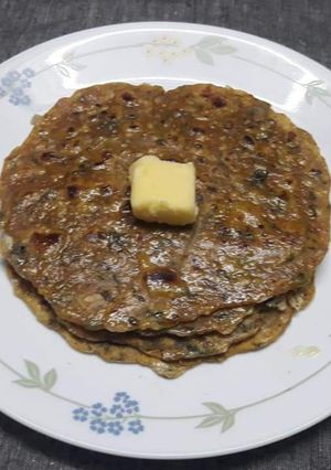 कसूरी मेथी ओनियन लसूणी पराठे (kasuri methi onion lasuni paratha recipe in marathi) रेसिपी चे मुख्य फोटो 