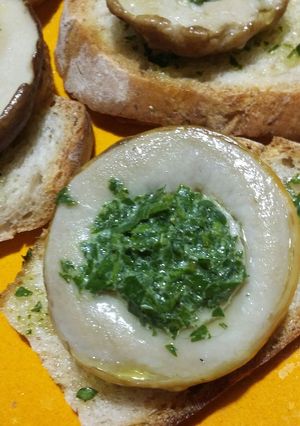 Foto di Cappella di porcino su crostone di pane tostato
