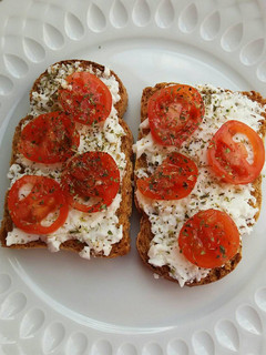 Una foto de Tostadas de queso fresco y tomate cherry