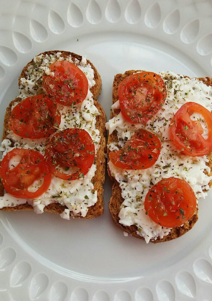 Una foto de Tostadas de queso fresco y tomate cherry