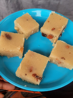 பாதாம் ரவை பர்பி(badam rava burfi recipe in tamil) செய்முறை முக்கிய புகைப்படம்