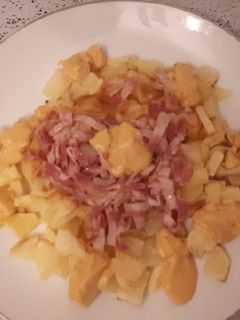 Una foto de Patatas con queso cheddar y bacon
