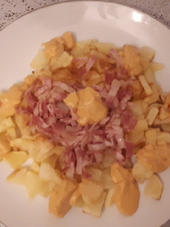 Una foto de Patatas con queso cheddar y bacon
