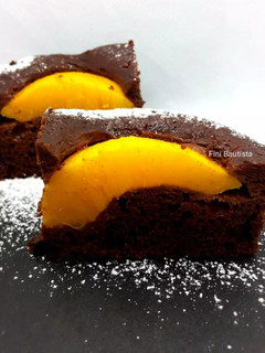 Foto principal de Bizcocho de chocolate con melocotón en almíbar
