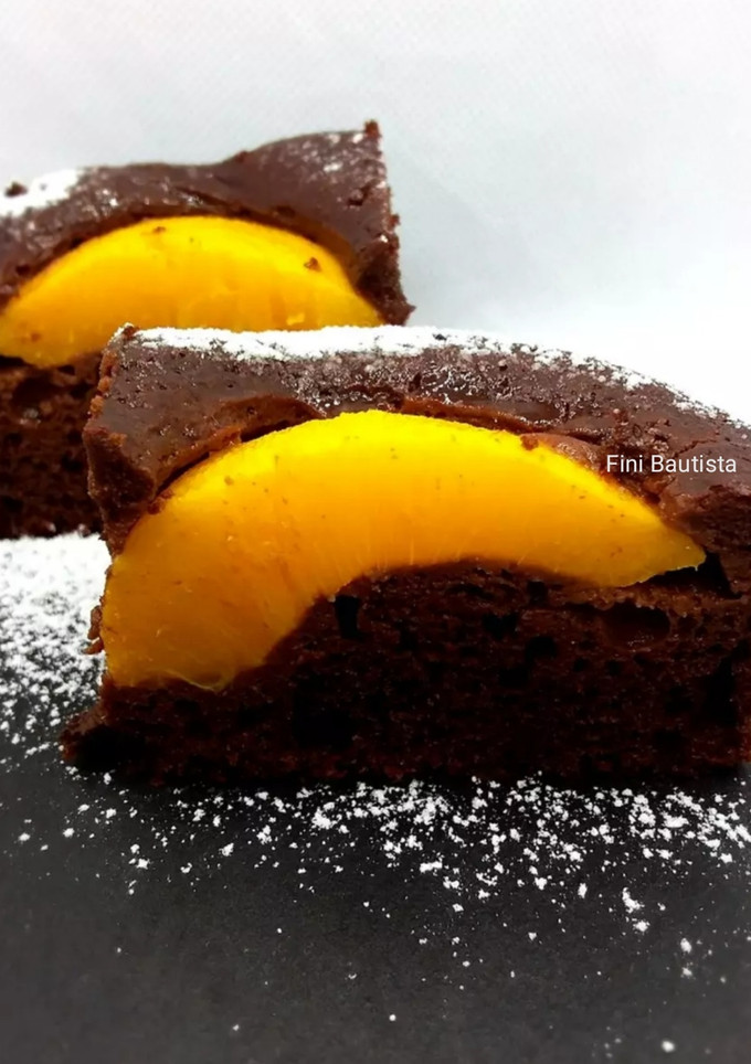 Una foto de Bizcocho de chocolate con melocotón en almíbar
