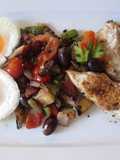 Pollo y verduritas a la sartén con huevos duros especiales