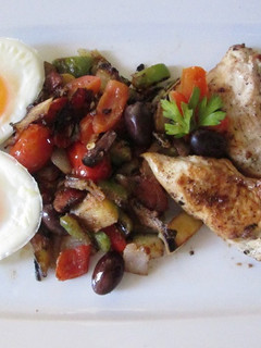 Una foto de Pollo y verduritas a la sartén con huevos duros especiales