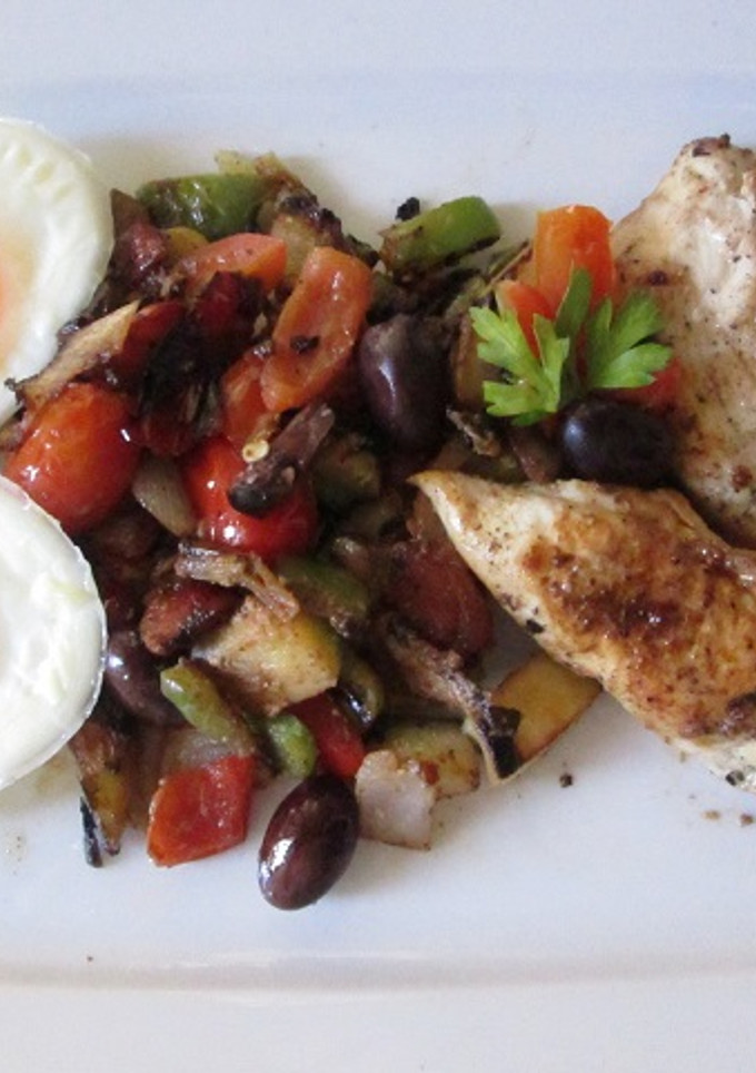 Una foto de Pollo y verduritas a la sartén con huevos duros especiales