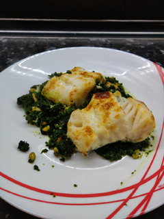 Una foto de Bacalao con espinacas y piñones