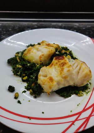 Una foto de Bacalao con espinacas y piñones