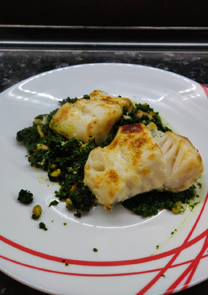 Una foto de Bacalao con espinacas y piñones