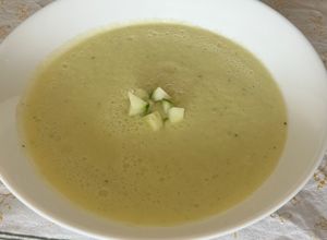 Una foto de Sopa de poma i cogombre