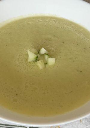 Una foto de Sopa de poma i cogombre