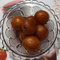 A picture of Gulab jamun.
