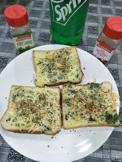 ચીઝ ગ્રાલિૅક બ્રેડ(Cheese Garlic Bread Recipe in Gujarati) રેસીપી મુખ્ય ફોટો