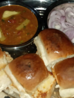 पाव भाजी (Pav bhaji recipe in hindi) रेसिपी मुख्य फोटो
