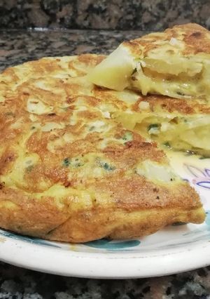 Una foto de Tortilla de papa y cebolla más fácil #almuerzo