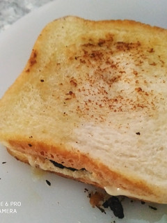 Una foto de Sándwich de filetes adobados de lomo a la plancha con queso