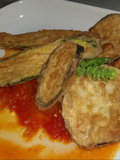 Una foto de Berenjenas Rebozadas con Tomate frito casero