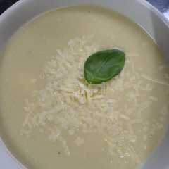 Una foto de Sopa de tallos de espárragos 🍜