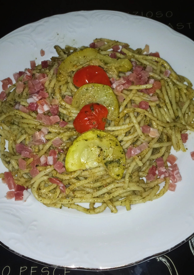 Una foto de Spaghetti con pesto de pistachos