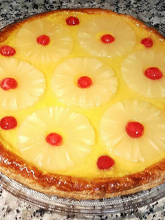 Una foto de Tarta de hojaldre con piña🍍y crema pastelera de coco y ron