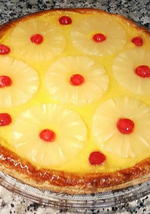 Una foto de Tarta de hojaldre con piña🍍y crema pastelera de coco y ron