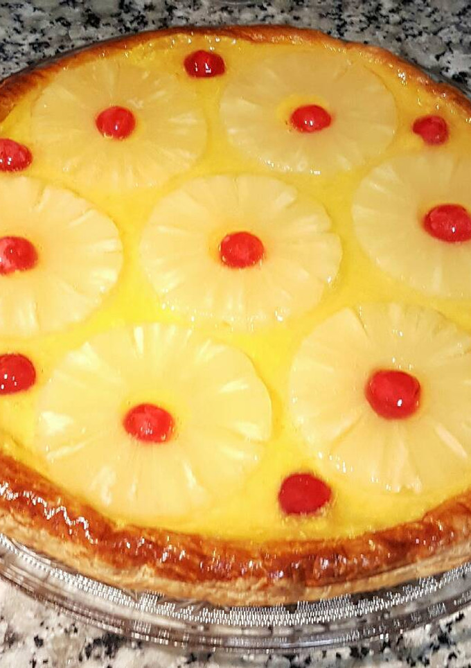Una foto de Tarta de hojaldre con piña🍍y crema pastelera de coco y ron