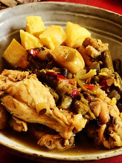 Una foto de Pollo guisado con verduras en olla de cocción lenta
