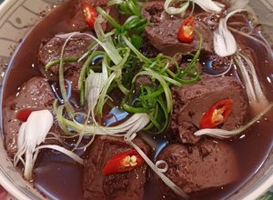 Hình của món Tiết heo luộc mềm mịn.