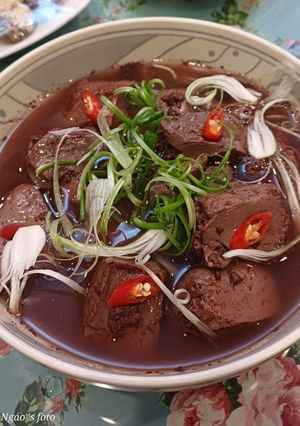 Hình của món Tiết heo luộc mềm mịn.