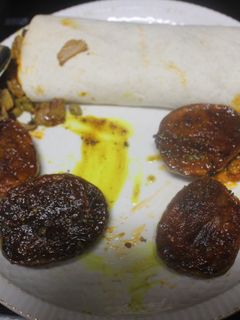 Una foto de Tortitas de trigo con carne de kebab y patatas