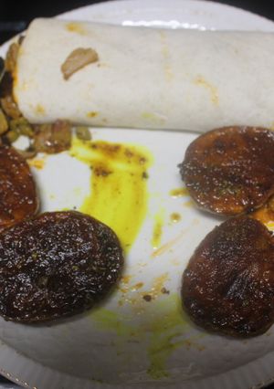 Una foto de Tortitas de trigo con carne de kebab y patatas
